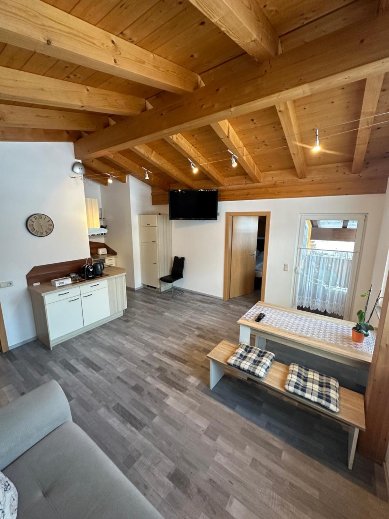 Leo Apart 1 Radfeld Exterior foto